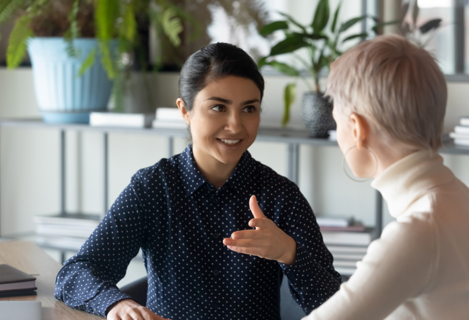 Femme discutant avec sa collègue